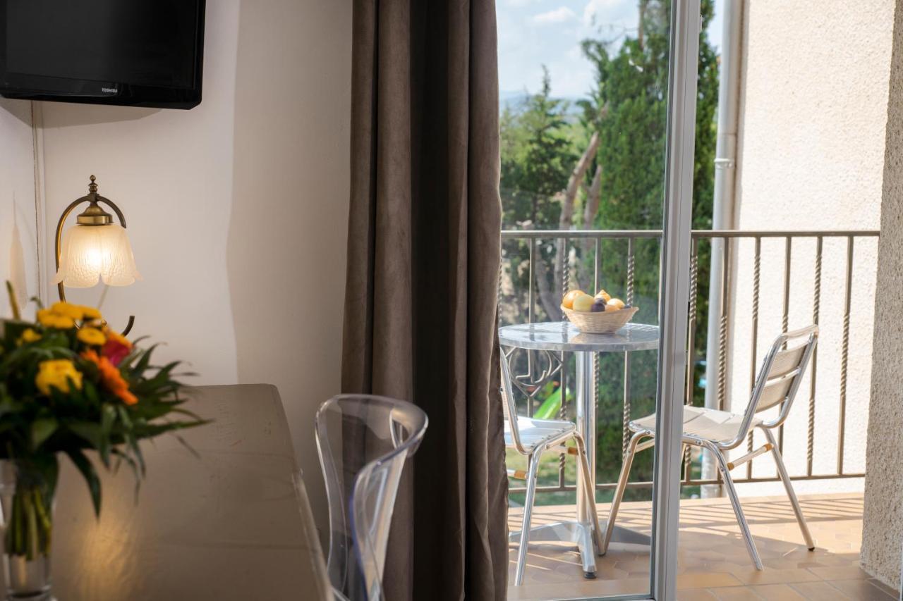 Le Neoulous Hotel เลอบูลู ภายนอก รูปภาพ